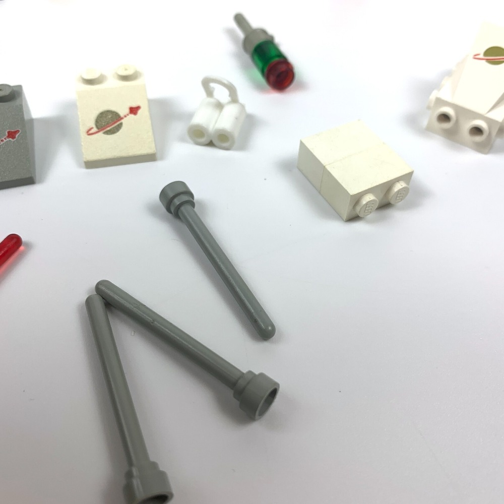 Lego Lot Space VTG‎ White Gray Moon Red White 6 Minifigures Accessories - Picture 7 of 12